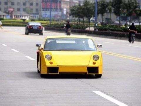 Für diesen Preis darf man von den Leistungsdaten nicht zu viel erwarten: Der Chinesen-Lambo bringt es gerade mal auf 130 km/h Spitze. (FOTO: DPA)