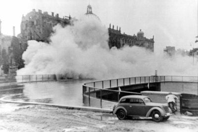 Der Apotheken-Flügel, der älteste Teil des Schlosses, wird gesprengt: Am 7. September 1950 wurde mit der Sprengung des im Krieg stark beschädigten Berliner Stadtschlosses auf der Spreeinsel begonnen. (FOTO: DPA)