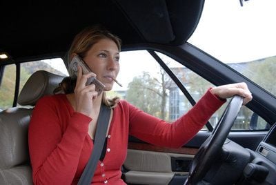 Das wird teuer: Wer Auto fährt, darf das Handy gar nicht zur Hand nehmen. (FOTO: DPA)