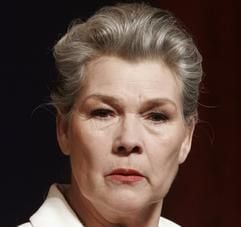 Die Schauspielerin Jutta Wachowiak als Irrenärztin Fräulein Doktor Mathilde von Zahnd in einer Szene zum Stück «Die Physiker» von Friedrich Dürrenmatt am Deutschen Theater Berlin. (Archivfoto: dpa)
