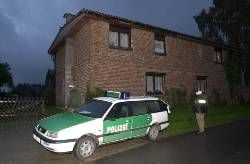 Ein 14-jähriger Junge hat am Dienstagnachmittagseine 38 Jahre alte Mutter und seine siebenjährige Schwester inTreuen (Mecklenburg-Vorpommern) erschossen. Nach der blutigen Tatinformierte er nach Angaben der Behörden selbst die Polizei. Ineiner ersten Vernehmung habe der Junge «Streitigkeiten überschulische Probleme» als Motiv genannt, berichtete der Sender NDR 1-Radio MV. Für die Tat nutzte er vermutlich eine Jagdwaffe seinesVaters. Der Fernfahrer sei zur Tatzeit nicht zu Hause gewesen.