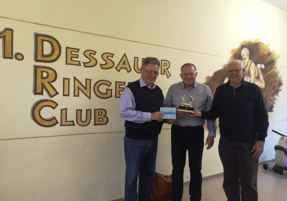 Zum Dank gab es von Siegfried Möbius (links) einen Pokal und einen 500-Euro-Gutschein für den Dessauer Ringerclub.