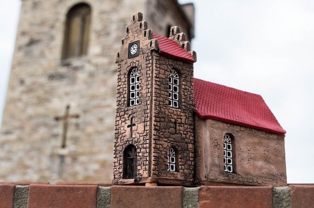 Die Dorfkirche von Reipisch als Lichthaus aus Keramik - hier vor dem Original - ist das neueste Souvenir des Ortes. Wer Interesse daran hat, findet Montag bis Freitag von 9 bis 12 Uhr einen Ansprechpartner im Domizil des Heimatvereins, Reipisch 37.