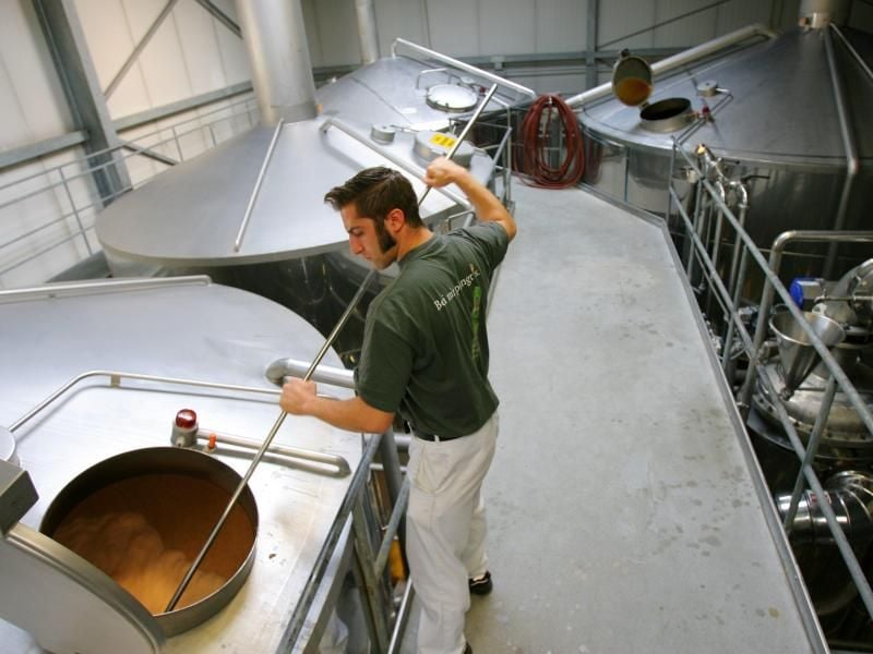 Ein Mitarbeiter braut Bier in der Pfungstädter Brauerei. Foto: Arne Dedert/dpa/Archivbild