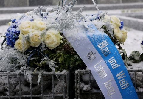 Ein erster Trauerkranz mit der Aufschrift «Blau und Weiß ein Leben lang» ist auf dem Grabfeld für Schalke-Fans am 07.12.2012 in Gelsenkirchen (Nordrhein-Westfalen) niedergelegt worden. (FOTO: DPA)