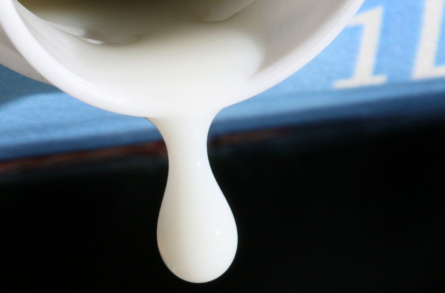 Ein Tropfen Milch fließt in Düsseldorf aus einer Tüte Milch. Auf die Verbraucher in Deutschland kommen bei Milch und einer Reihe von Milchprodukten deutlich steigende Preise zu