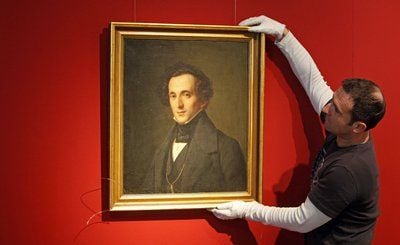 Ein Mitarbeiter des Stadtgeschichtlichen Museums Leipzig hängt ein Bild von Felix Mendelssohn Bartholdy in die Ausstellung «Der Leipziger Mendelssohn». (FOTO: DPA)