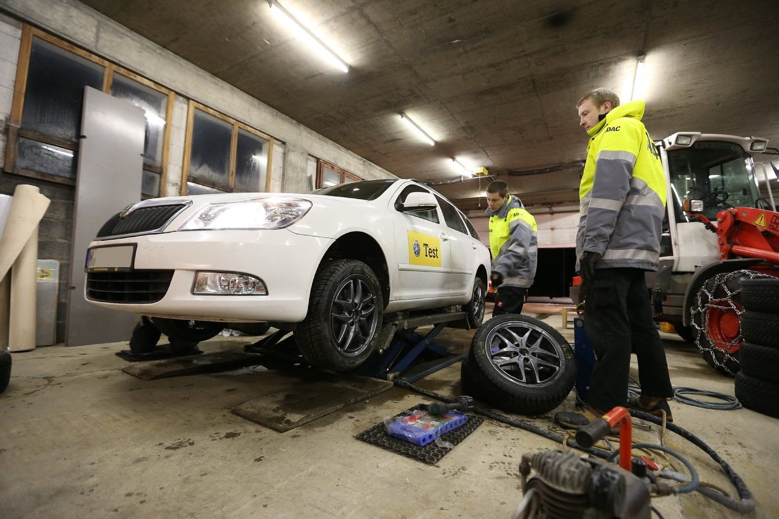 Der ADAC hat gemeinsam mit Stiftung Warentest 32 Winterreifen-Modelle getestet.
