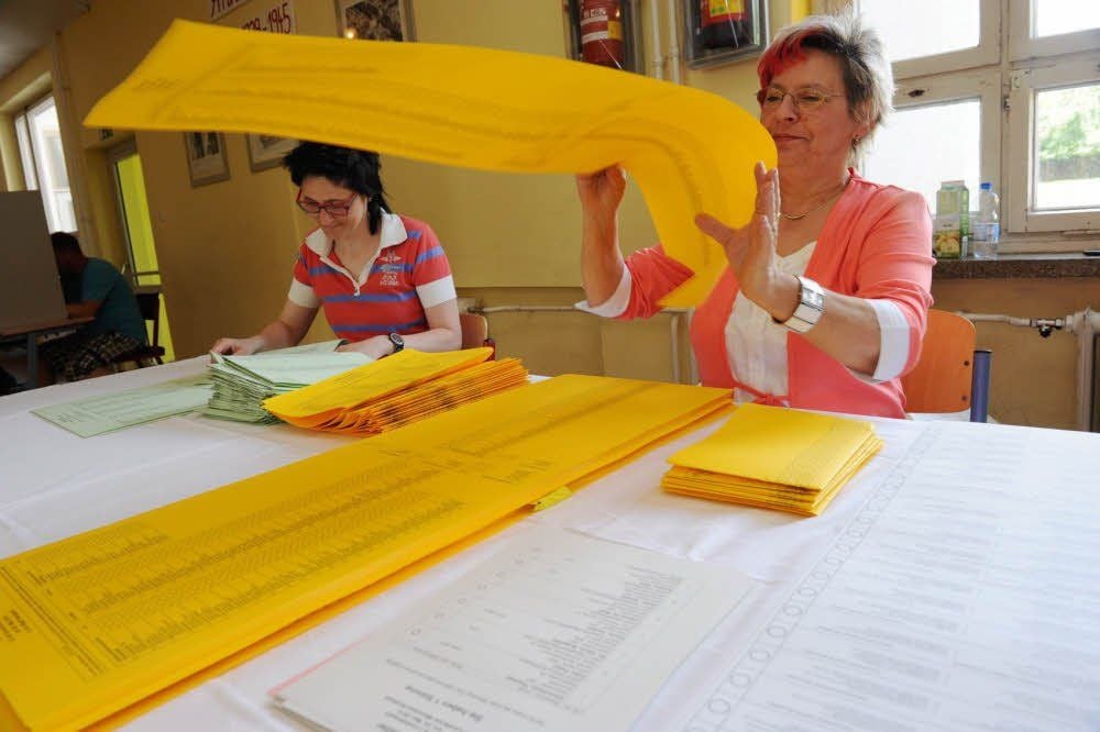 In der ersten Runde der Kommunalwahl konnten wie hier in Hettstedt am Sonntag auch die Namenslisten für die Kreistagswahlen angekreuzt werden. Am 15. Juni geht es in die zweite Runde.