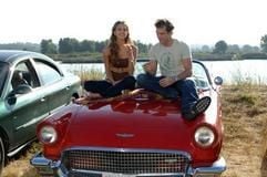 Cam (l, Jessica Alba) und Charlie (Dane Cook) sitzen gemeinsam auf der Motorhaube eines Oldtimers (Filmszene). Der Film erzählt die Geschichte von dem erfolgreichen Zahnarzt Charlie, der als Kind beim Flaschendrehen die Regeln brach und sich weigerte ein Mädchen zu küssen. Diese belegte ihn mit einem bösen Fluch: Charlie sollte nur Pech in der Liebe haben. Dieser Fluch verfolgt ihn noch immer und da alle Frauen direkt nach einer Affäre mit ihm ihre wahre Liebe kennenlernen, hat er schnell den Ruf als Glücksbringer weg. Als er die tollpatschige Cam kennenlernt sieht er sich gezwungen, den Fluch zu brechen. (Foto: dpa)
