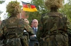 Die Besatzung eines Marder-Schützenpanzers wird Bundesverteidigungsminister Peter Struck beim Panzergrenadierbataillon 332 in Wesendorf (Landkreis Gifhorn) vorgestellt. (Foto: dpa)