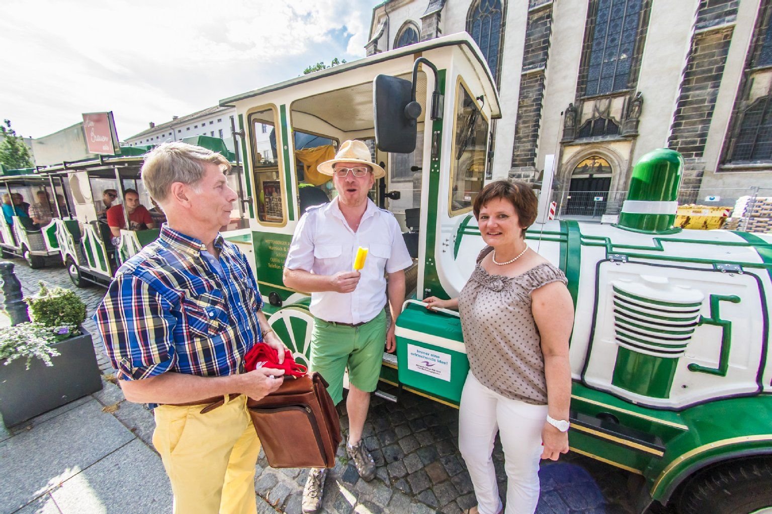 Thoralf Klagge fährt mit der Altstadtbahn Touristen durch Wittenberg. Die MZ Wittenberg hat Hans Schubert und Diana Behrendt vom NetworkOffice Wittenberg begleitet, die Eis an Menschen verteilt haben, die am heißesten Tag des Jahres arbeiten müssen.