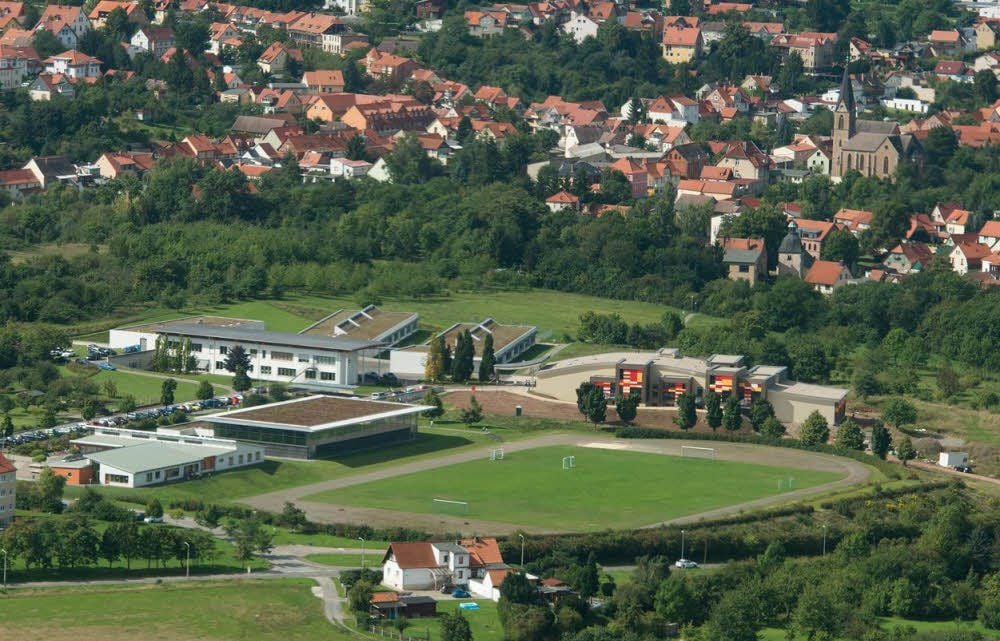 Die Sine-Cura-Schule passt sich gut in die Landschaft am Hagenberg ein.
