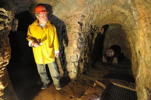 Einen Abschnitt der unterirdischen Gänge mit einem Bierfass zeigt der Geschäftsführer der Interessengemeinschaft Unterirdisches Zeitz, Andreas Wilke, in Zeitz (Burgenlandkreis). (FOTO: DPA)