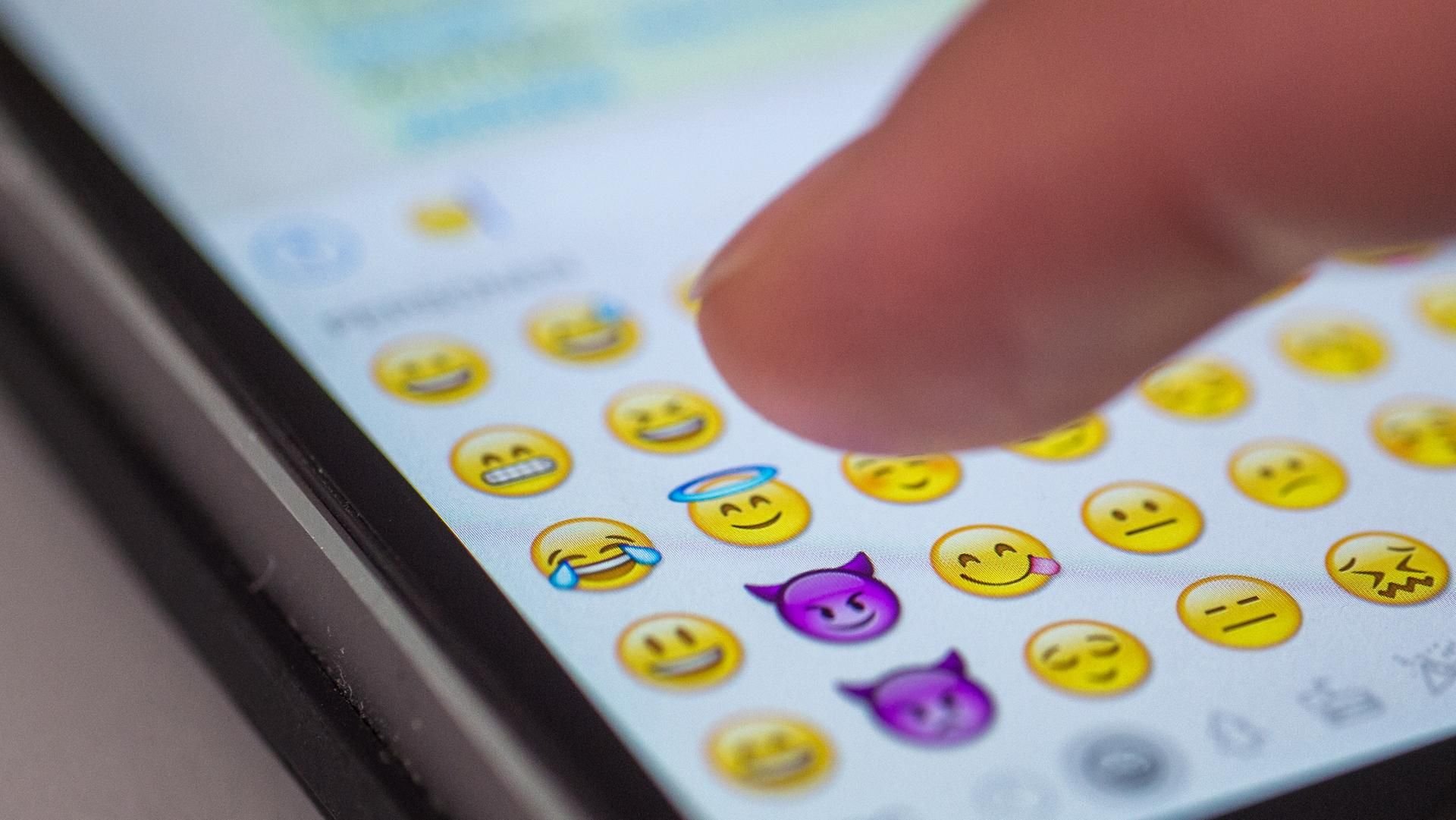 Mit Emojis macht das Versenden von Nachrichten einfach mehr Spaß. 2019 kommen gleich 230 neue dazu.