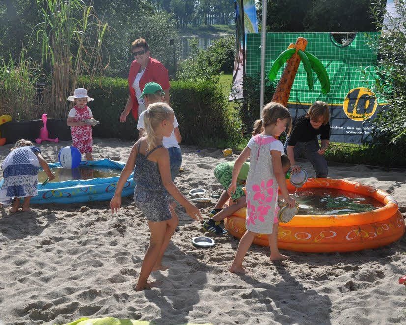 Zehn Tonnen Kies machten aus einem kleinen Garten einen prima Strand, auf dem die Kinder allerhand erleben konnten.