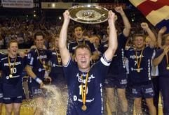 Der Flensburger Spielführer Sören Stryger hält am Sonntag (16.05.2004) in der Flensburger Campushalle den Pokal nach einem Spiel von 41:31 über die HSG Nordhorn hoch. Die Mannschaft von SG Flensburg-Handewitt ist neuer deutscher Handball-Meister und schnaffte nach dem Pokalsieg als achte deutsche Mannschaft das Double. (Foto: dpa)