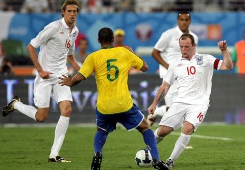 Englands Wayne Rooney (r.) versucht den Brasilianer Carvalho mit einem Schuss zu überwinden. (ARCHIVFOTO: DPA)