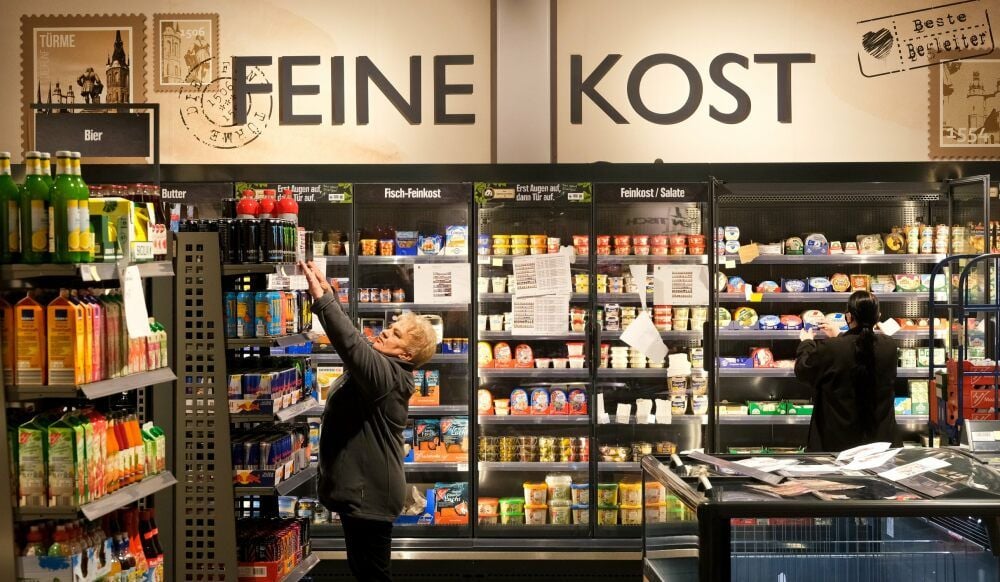 Eine Mitarbeiterin räumt neue Ware ein. Am Donnerstag wird der neue Markt eröffnet.