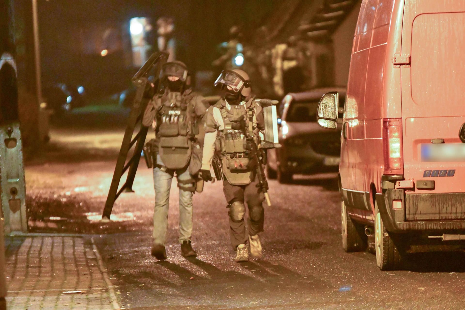 Das SEK stürmte am Freitagabend ein Einfamilienhaus in Magdeburg.