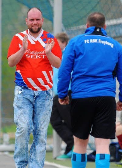 Betreuer Martin Schumann freut sich über das 1:0 der RSK-Reserve.
