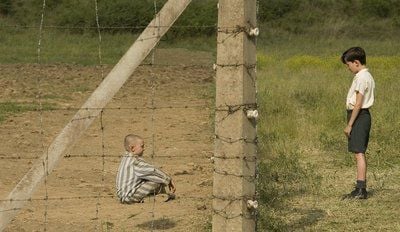 KZ-Häftling Shmuel (Jack Scanlon,li.) und Bruno (Asa Butterfield,re.), der Sohn eines Nazi-Offiziers treffen sich in einer Szene des Films «Der Junge im gestreiften Pyjama» am Stacheldrahtzaun eines Konzentrationslagers. Trotz aller Umstände freunden sich die beiden Achtjährigen an. (FOTO: DPA)