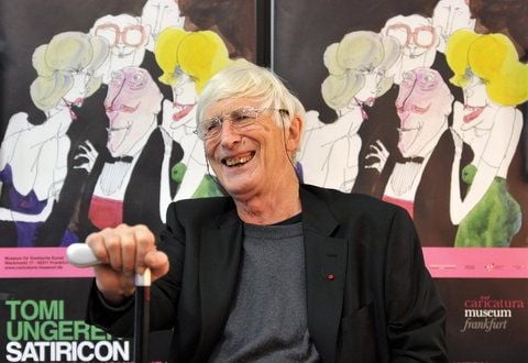 Der Zeichner, Illustrator, Grafiker und Schriftsteller Tomi Ungerer lacht im Caricatura-Museum in Frankfurt am Main vor Beginn einer Pressekonferenz vor einigen Plakaten zu seiner Ausstellung «Satiricon». (FOTO: DAPD)