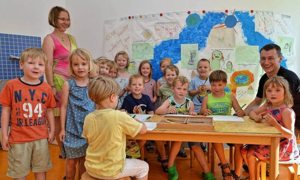 Claudia Müller und Martin Thurow machen mit den kleinen Künstlern das große Bild „reisefertig“.