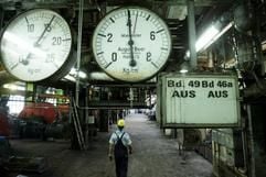 Die Brikettpresshalle der Brikettfabrik Deuben im südlichen Sachsen- Anhalt, aufgenommen am Donnerstag (27.11.03). Das Werk schließt am 19. Dezember 2003. (Foto: ddp)