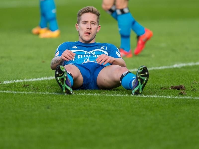 Lewis Holtby am Boden. Foto: Guido Kirchner