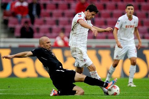 Ivica Banovic (L) aus Cottbus und Kölns Tobias Strobl kämpfen im Rhein-Energie-Stadion in Köln um den Ball. (FOTO: DPA)