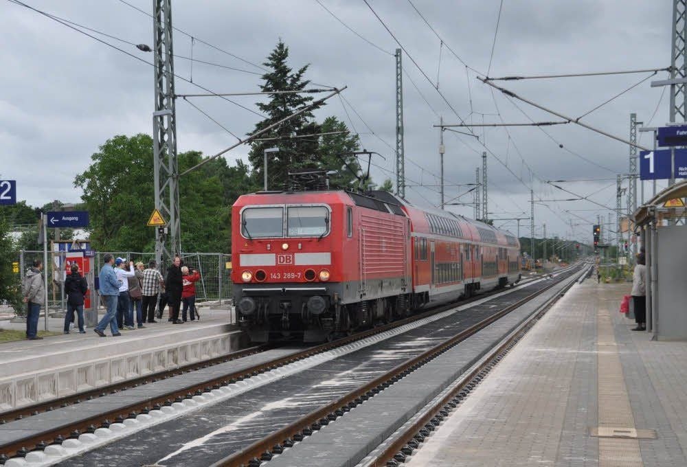 Zug zwischen Bitterfeld und Halle in Landsberg