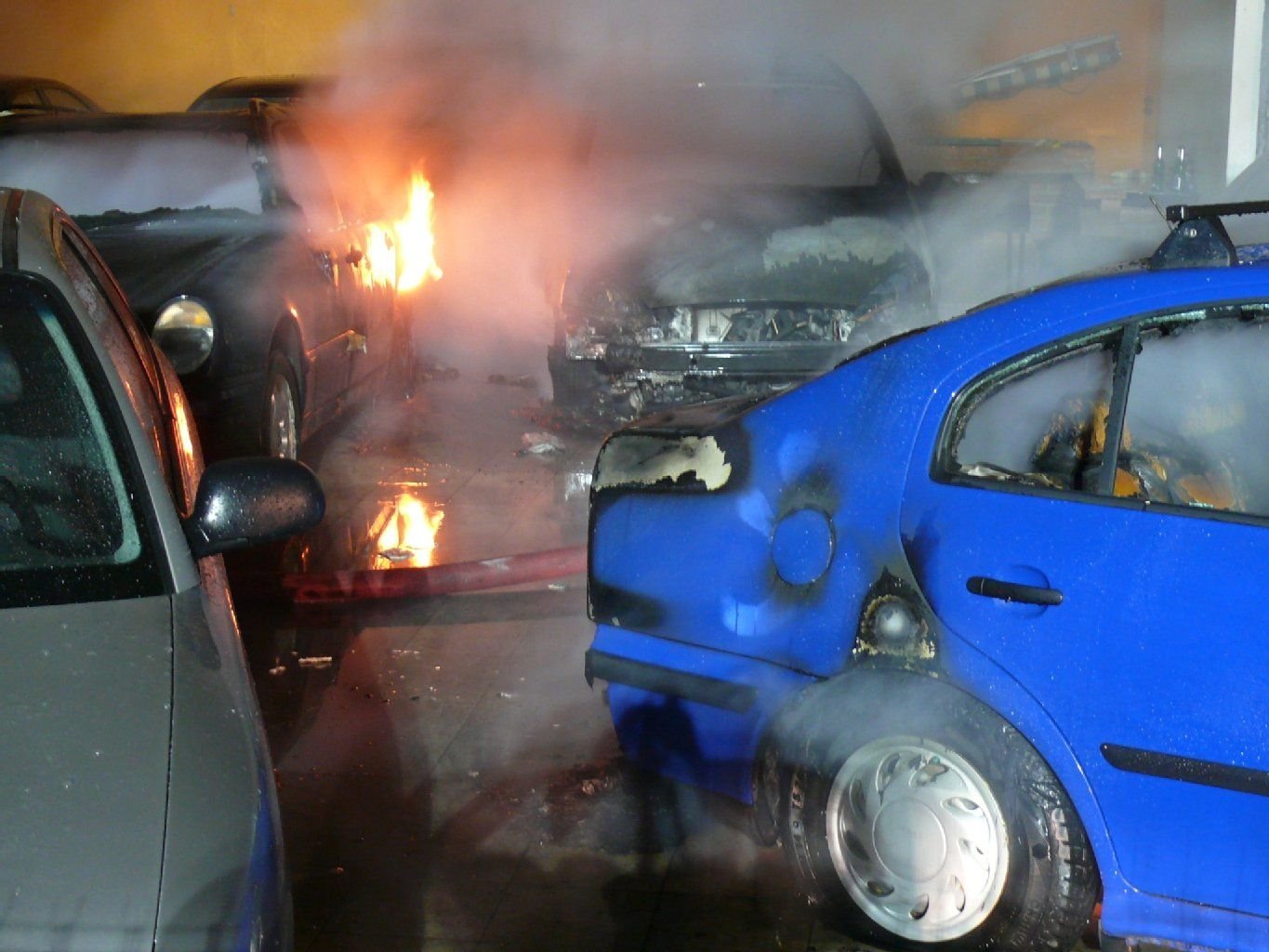 Brennende Autos stehen auf dem Gelände eines Autohandels in Thale (Harz).