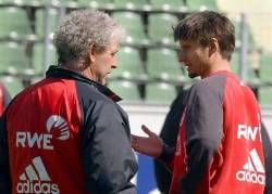 Bayer Leverkusens Trainer Klaus Toppmöller (l)