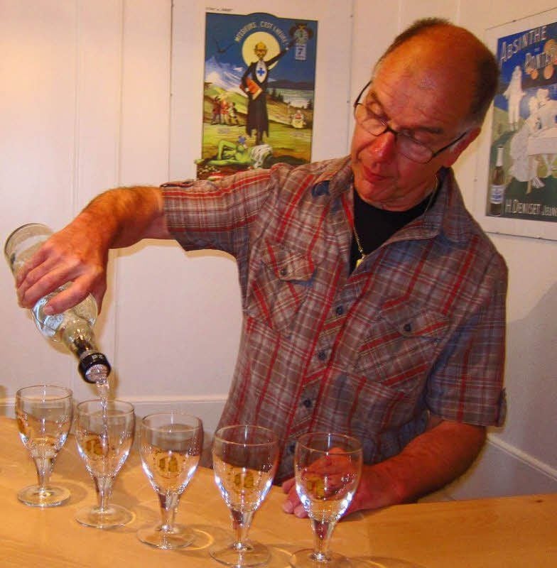 In Boveresse schenkt Francis Martin eine Absinth-Kostprobe ein.
