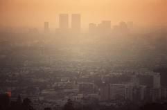 Dicke Luft über Los Angeles. Die Großstadt in Kalifornien ist trotz einer Luftverbesserung gegenüber 2004 wieder zur Smog-Hauptstadt Amerikas erklärt worden. «Smog» setzt sich aus den englischen Begriffen «Smoke» (Rauch) und «Fog» (Nebel) zusammen. (Foto: dpa)