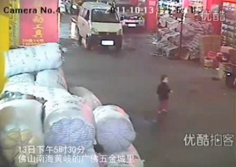 Screenshot aus dem Video bei youtube. Unglaubliche Ignoranz nach einem Unfall mit einem Kleinkind in China.