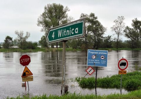 Die Straße nach Witnica durch den Warte Nationalpark in Polen ist völlig überschwemmt. (FOTO: DPA)