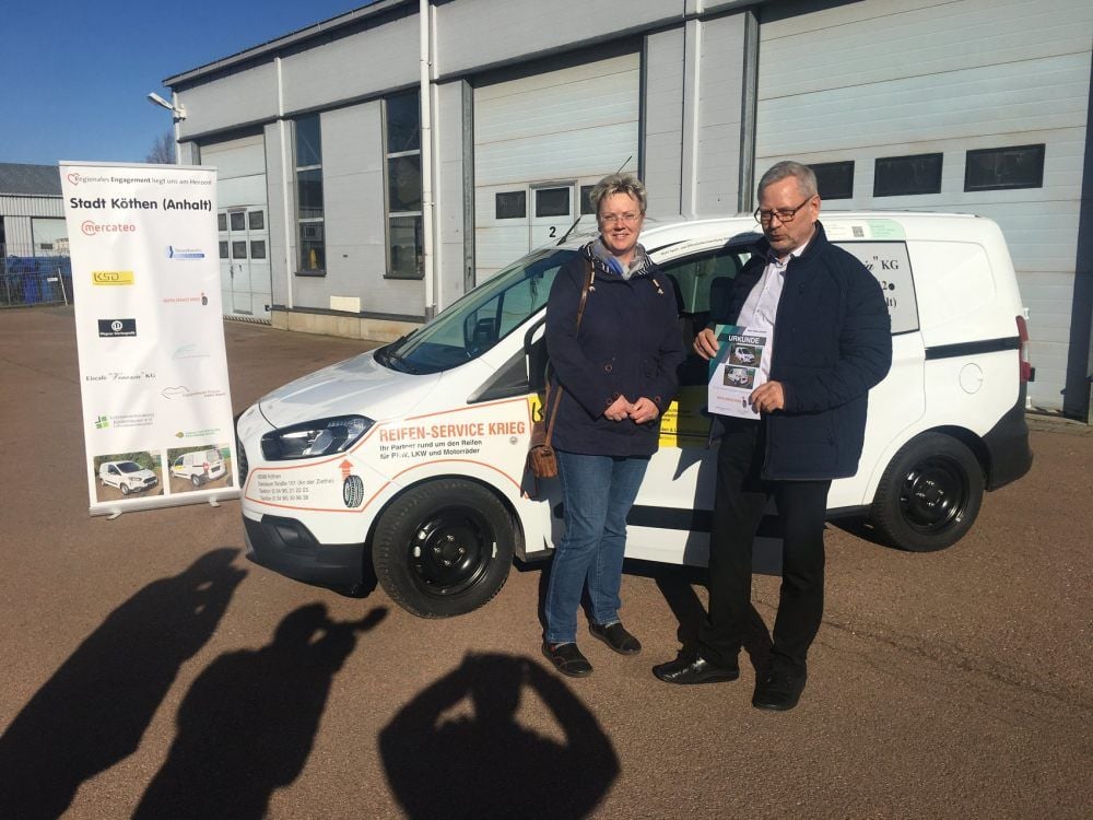 Mit-Sponsorin Andrea Krieg übergibt das „City-Mobil“ offiziell an OB Bernd Hauschild.