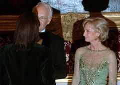 Bayerns Ministerpräsident Edmund Stoiber (CSU) schüttelt beim Neujahrsempfang der Staatsregierung am 12. Januar die Hand der Fürther Landrätin Gabriele Pauli, rechts steht seine Frau Karin Stoiber. (Foto: dpa)