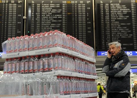 Paletten mit Wasserflaschen stehen in einem Abflugterminal für Flugpassagiere bereit. (FOTO: DPA)