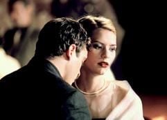 Das undatierte Szenenfoto zeigt John (Joaquin Phoenix) und Elena (Claire Danes) in dem neuen Kinofilm "It's All About Love". John ist im Jahre 2021 nach New York gekommen, wo seine Noch-Ehefrau Elena, eine weltbekannte Eiskunstläuferin, gerade einige Auftritte hat. Nun sollen die Scheidungspapiere unterzeichnet werden. Doch während seines Aufenthalts in der Metropole kommt John einer Verschwörung auf die Spur: Elena soll gegen drei Klone ausgetauscht werden, die dann an ihrer Stelle auf eine mehrmonatige neue Tournee gehen sollen. Der dänische Regisseur Thomas Vinterberg ("Das Fest", 1998) präsentiert in "It's All About Love" einen bedrohlichen und chaoteischen Entwurf der Welt im Jahr 2021. Der Streifen läuft am 20.03.2003 in den deutschen Kinos an. (Foto: dpa)