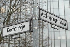Die Straßenschilder «Kochstrasse» und «Axel-Springer-Strasse» hängen an einem Mast unweit des Axel-Springer-Verlagsgebäudes in Berlin. Ein Teil der Kreuzberger Kochstraße in Berlin darf jetzt nach dem Studentenführer benannt werden. (Foto: ddp)