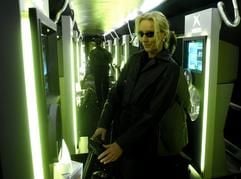 In einem futuristisch ausgestalteten Spielsalon steht Annette Weber am Montag (19.05.2003) auf dem Leipziger Hauptbahnhof an einer Glücksmaschine. Der grünbeleuchtete Salon gehört zu einem Sonderzug, der zum deutschen Kinostart des Science-Fiction-Thrillers "Matrix Reloaded" am 22. Mai auf die Schienen gestellt wurde. Der Film hat in den USA bereits Furore gemacht und erzielte an seinem Premierenwochenende ein Einspielergebnis von 93,3 Millionen Dollar. Damit verdrängte er in der ewigen Bestenliste "Harry Potter und der Stein der Weisen" vom zweiten Platz. (Foto: dpa)