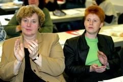Sachsen-Anhalts PDS-Chefin Rosemarie Hein (l) und die Berliner Delegierte Petra Pau, eine von nur noch zwei PDS-Abgeordneten im Deutschen Bundestag, klatschen bei der Diskussion während des Landesparteitages der PDS Sachsen-Anhalts in Magdeburg am Samstag (01.02.2003). Im Mittelpunkt der Tagung stehen die Perspektiven der PDS nach den verlorenen Wahlen zum Landtag und zum Bundestag im Jahre 2002. Es wird mit heftigen Debatten über den Kurs der Partei und die Stellung der PDS zum Irak-Krieg gerechnet. (Foto: dpa)