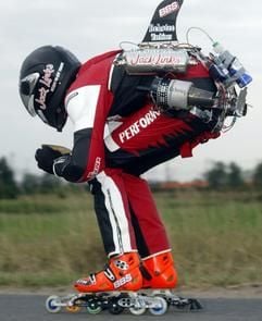 Extrem-Inline-Skater Dirk Auer mit Düsenantrieb auf Skatern am 10. August 2004. Beim Sechs-Tage-Rennen in Dortmund will er am Freitag gegen Radprofis antreten und den 1000-Meter-Bahnrekord unterbieten - mit zwei zusammen geschweißten, düsengetriebenen Woks. (Foto: dpa)