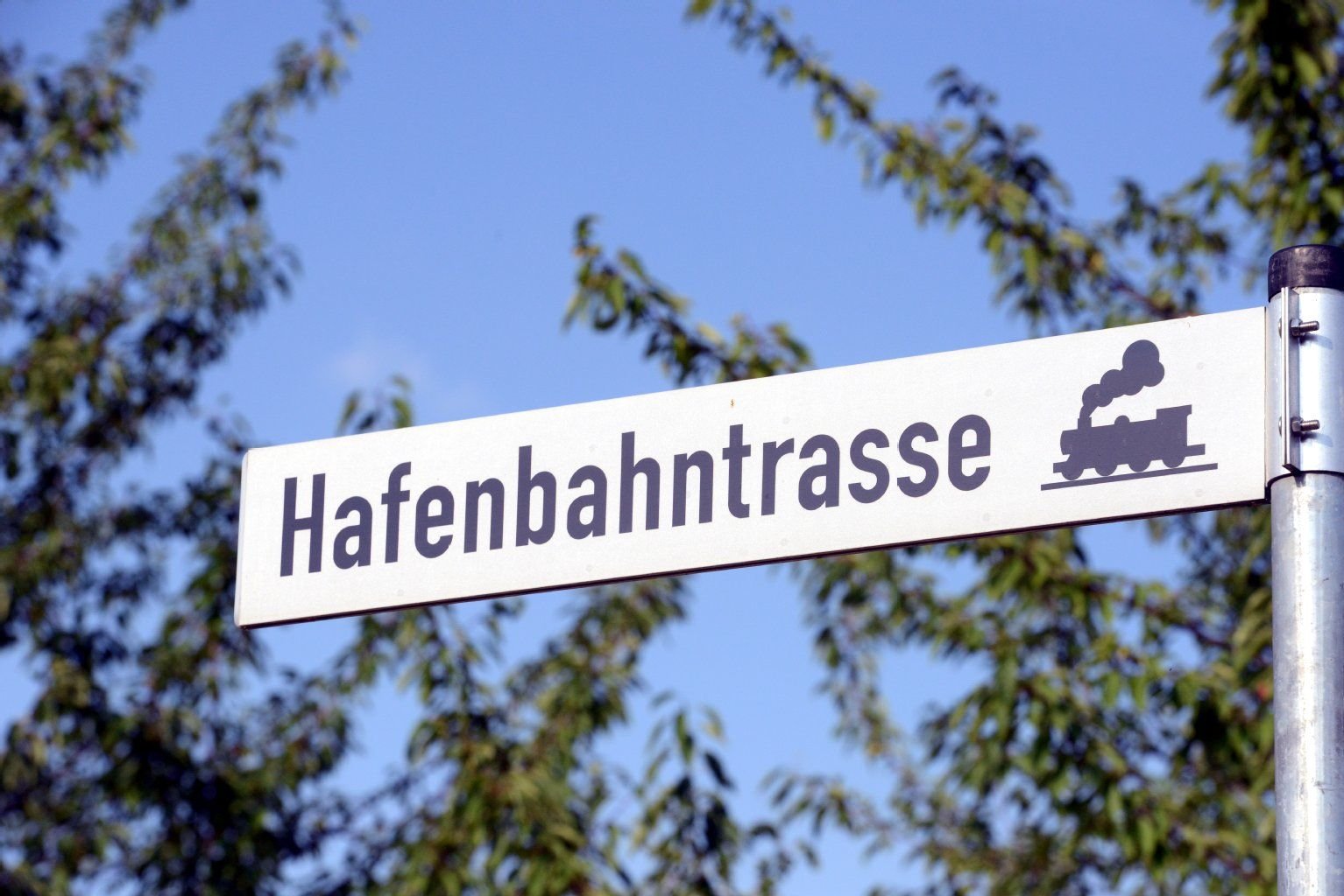 Die Hafenbahntrasse in Halle wurde in den letzten Jahren für Jogger und Radfahrer zunehmend attraktiver.
