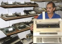 Der 51 Jahre alte Kubilay Altintop in Lenne (Kr. Holzminden) mit seinen gesammelten Schreibmaschinen. Ginge es nach Berliner Forschern, könnten Schreibmaschinen bald ins Museum. (Foto: dpa)