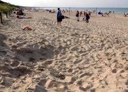 Zwei Jungen sind in einem selbst gebauten Tunnelsystem am Freitag im Ostseebad Zinnowitz verschüttet worden und ums Leben gekommen. Etwas abseits vom Strandbetrieb hatten die 13 und 14 Jahre alten Brüder aus Erfurt am Fuße der Dünen drei eineinhalb bis zwei Meter tiefe Löcher gebuddelt, berichtete die Polizei. Die Löcher wollten die Jungen an ihrem letzten Urlaubstag mit Tunneln untereinander verbinden, als die Bauwerke plötzlich über ihnen zusammenbrachen.