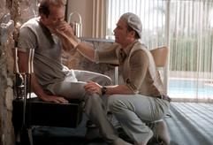 Roy Waller (Nicolas Cage - l) muss im Beisein von Frank Mercer (Sam Rockwell) im neuen Kinofilm "Tricks" vor Aufregung in eine Tüte inhalieren (Szenenfoto). Die beiden Ganoven nehmen reiche Leute durch betrügerische Tricks aus. Alles wäre OK, wenn da nicht Roys lästige Ticks wären. Er ist ein Neurotiker, den selbst das kleinste Staubfädchen auf dem Teppich aus der Fassung bringt. Sein Psychiater verschreibt ihm keine Beruhigungspillen, sondern stochert in Roys Vergangenheit herum, die ihn schließlich in Form seiner (angeblichen) Tochter einholt. (Foto: dpa)
